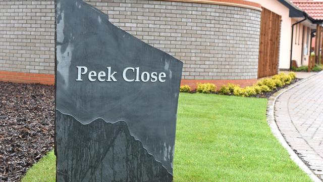 Peek Close Sign